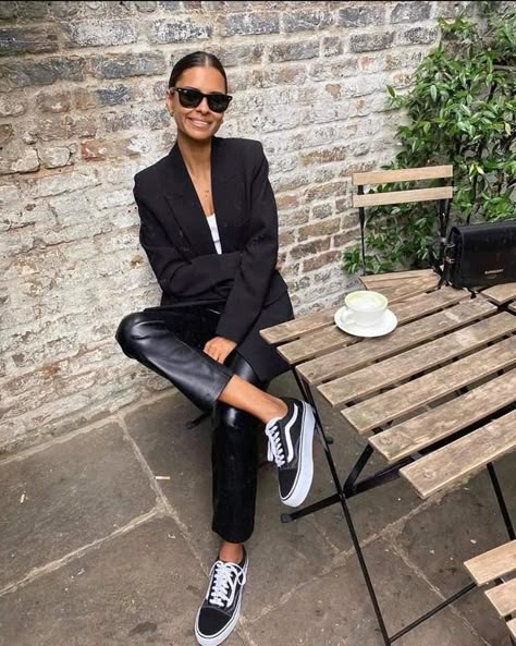 Day In London Outfit, London Day Out Outfit, London Work Outfit, Outfits To Wear In London, Looks Adidas, Instagram London, Chique Outfits, Blazer Outfit, Mode Inspo