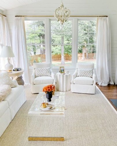 White Sunroom Decorating Ideas, Sunroom Rug Ideas, Sunroom Decorating Ideas Indoor Cozy, Simple Sunroom Decorating Ideas, Small Sunroom Furniture, Addition Off Kitchen, Sunroom Addition Off Kitchen, Sunroom Decorating Ideas Indoor, Sunroom Chairs