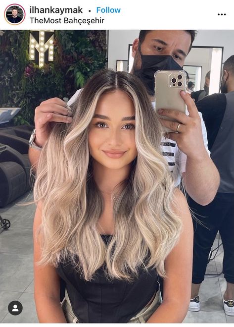 Asian Blonde Hair Shadow Root, Babylights Blonde On Dark Hair, Ash Blonde Hair With Brown Roots, Halo Balayage Blonde Hair, Brown Roots To Blonde Hair, Blonde Balayage 2023 Trends, Long Roots Blonde, Light Blonde With Dark Roots, Blonde Hair Brunette Roots