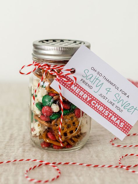 5 DIY Mason Jar Christmas Gift Ideas Jelly Christmas Gifts, Christmas Sweet Jar Ideas, Neighborly Christmas Gifts, Christmas Gifts Using Mason Jars, Diy Thoughtful Christmas Gifts, Christmas Treat Jars, Christmas Candy Jar Ideas, Mason Jar Holiday Gifts, Christmas Mason Jars Gifts