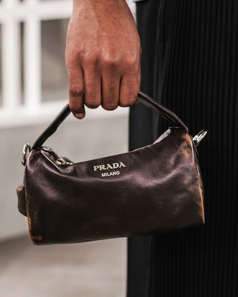 Prada Ss25, Designers Bags, Bags 2024, Bag Inspiration, Aesthetic Bags, Bag Obsession, Purse Vintage, Brown Outfit, Brown Bag