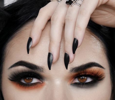 Skeleton Eye Makeup, Black Halloween Makeup, Maquillage Goth, Witchy Makeup, Spooky Makeup, Hair Tricks, Orange Eyeshadow, Orange Makeup, Witch Makeup