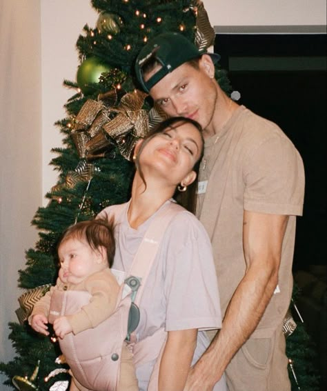 Young Family Goals, Young Family Aesthetic, Young Parents Aesthetic, Parents And Daughter, Matthew Noszka, Career Goal, Dad Goals, Young Parents, Future Mommy