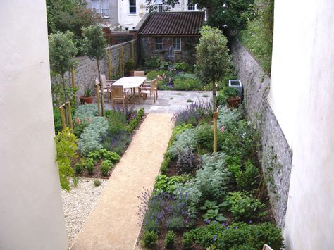 Narrow Garden Design, Narrow Patio Ideas, Long Narrow Garden, Narrow Backyard, Narrow Backyard Ideas, Patio Layout Design, Narrow Garden, Back Garden Design, Modern Garden Design