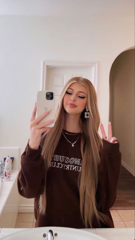 Outfit Botas, Victoria Secret Fragrances, Loren Gray, Famous Girls, Baddie Hairstyles, Hair Transformation, Blonde Girl, Pretty Woman, Classy Outfits