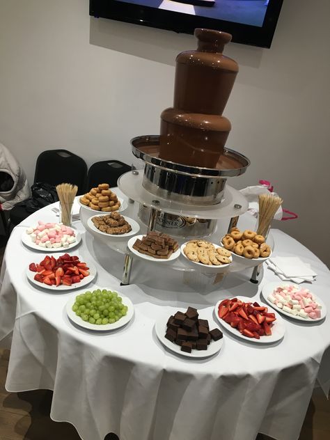 Small Chocolate Fountain, Dessert Table With Chocolate Fountain, Chocolate Fountain Ideas Parties, Chocolate Fountain Ideas Wedding, Quince Food Table Ideas, Sweet 16 Party Food Ideas Meals, Chocolate Fontaine, Food For Quince, Prom Dessert Table Ideas