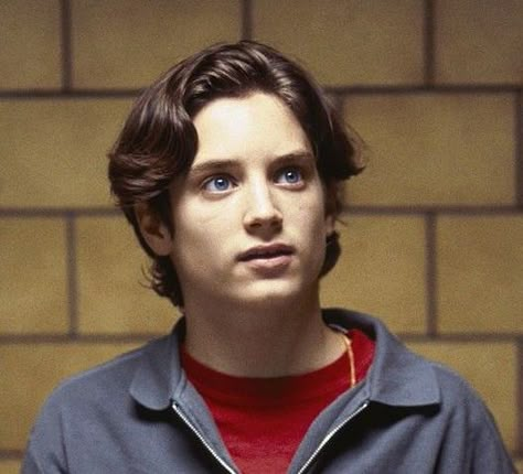 Elijah Wood 90s, Elija Wood, Frodo X Sam, Older Boyfriend, Eyes Blue Like The Atlantic, Dirk Gently's Holistic Detective, Great Comebacks, The Hobbit Movies, Frodo Baggins