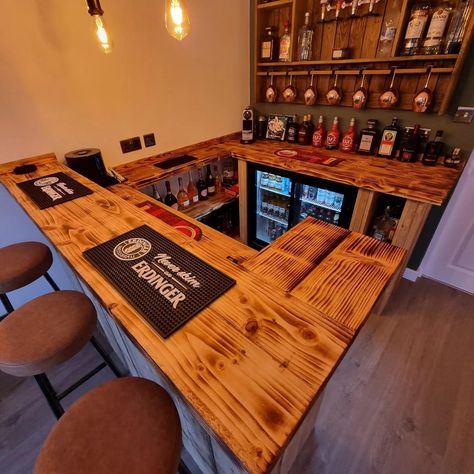 Bar With Storage Underneath, L Shape Bar Ideas For Home, Man Cave Garage Ideas Decoration, Rustic Corner Bar Ideas, Indoor Bar Ideas, Best Bar Design, Home Pub Ideas, Indoor Outdoor Garage, Garage Bar Ideas