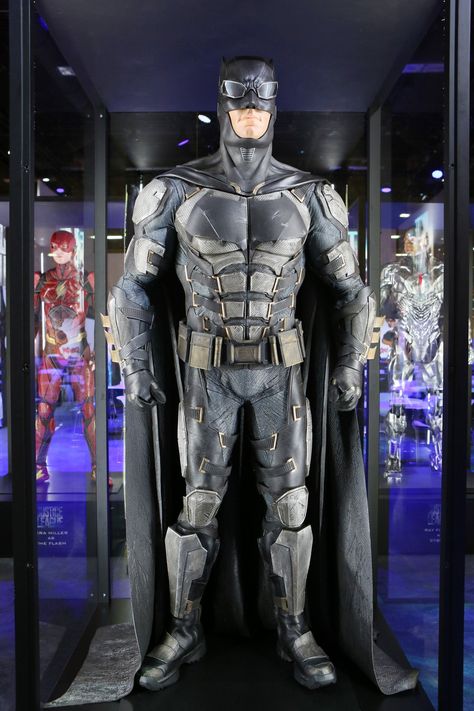 Batman Suit Design, Batman Sidekicks, Tactical Suit, Terror Art, Dark Knights, Batman Suit, Family Cosplay, Batman Armor, Batman Costumes