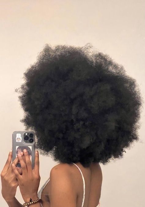 pinterest//@shaizzleee🧚🏽‍♀️ Cabello Afro Natural, Beautiful Black Hair, Type 4 Hair, Natural Afro Hairstyles, 4c Natural, Pelo Afro, 4c Natural Hair, Natural Hair Beauty, Natural Curls Hairstyles