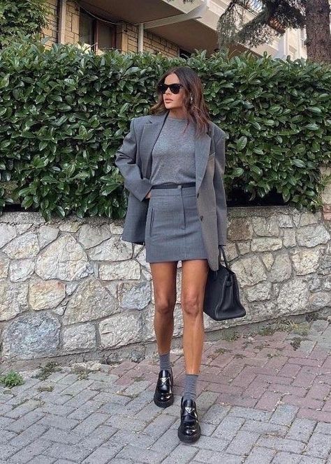 Dubai Outfit, Costum Elegant, Trends 2025, October Fashion, Dopamine Dressing, Stylish Work Attire, Thrifted Outfits, Yes Or No, Grey Tones