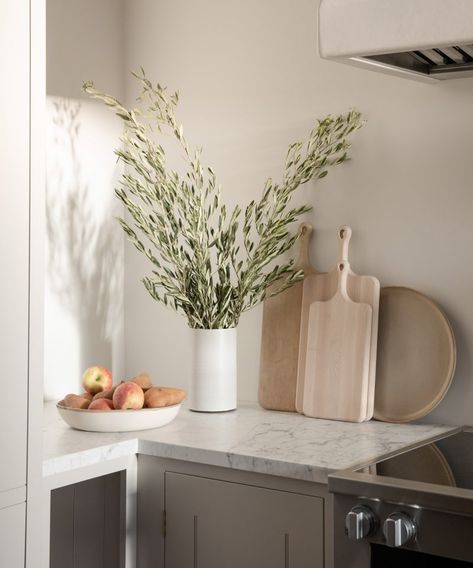 Kitchen Decor Minimalist, Clean Girl Kitchen, Kitchen Photography, Kitchen Styling Countertops, Kitchen Essentials Checklist, Tan Kitchen, Minimalist Kitchen Design, Jenni Kayne, Minimalist Interior Design