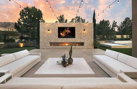 Backyard Hottub Ideas Fire Pits, Modern Outdoor Fireplace Patio, Outdoor Fireplace Wall With Tv, Modern Backyard Fireplace, Modern Outdoor Deck Ideas, Backyard Fireplace With Tv, Outdoor Tv And Fireplace, Outdoor Tv Fireplace Wall, Texas Outdoor Living Space