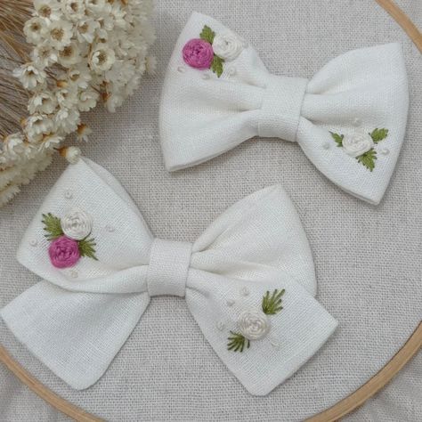 Embroidery Hair Bows, Embroidered Bows, Embroidery Hair, Fabric Bows, Diy Hair Bows, Diy Embroidery, Bow Clips, Bow Hair Clips, Embroidery And Stitching