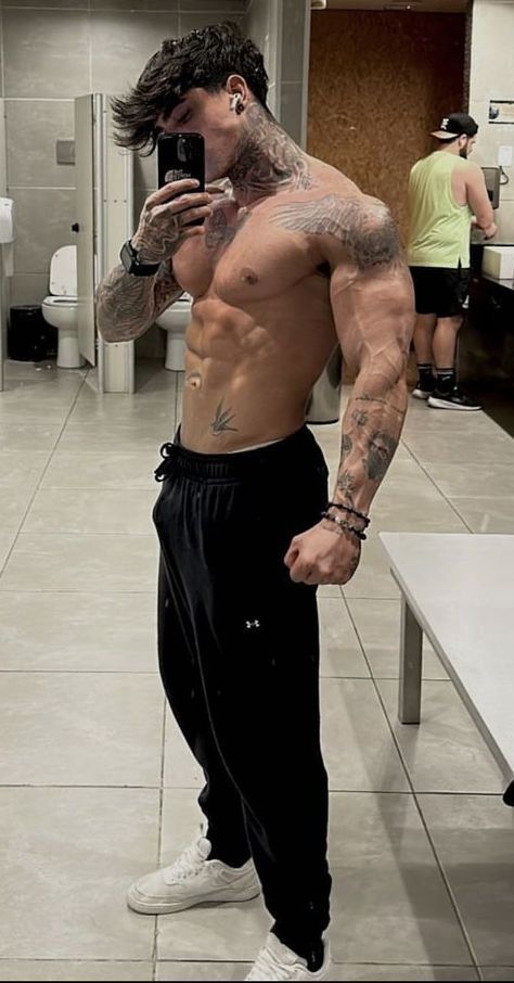 Aesthetic Body Men Workout, Men Physique Aesthetic, Gym Poses For Men, Gym Guy Aesthetic, Athletic Body Men, Mens Fitness Photoshoot, Built Men, Male Body Shapes, Gym Men Motivation