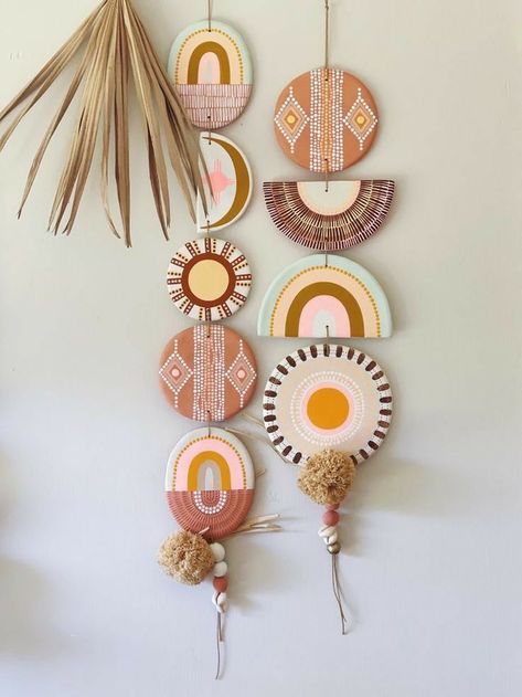 Diy Fimo, Boho Crafts Diy, Latest Home Decor Trends, Clay Wall Art, Diy Wall Art Decor, Cowrie Shells, Ceramic Wall Art, Pottery Crafts, Brass Bells