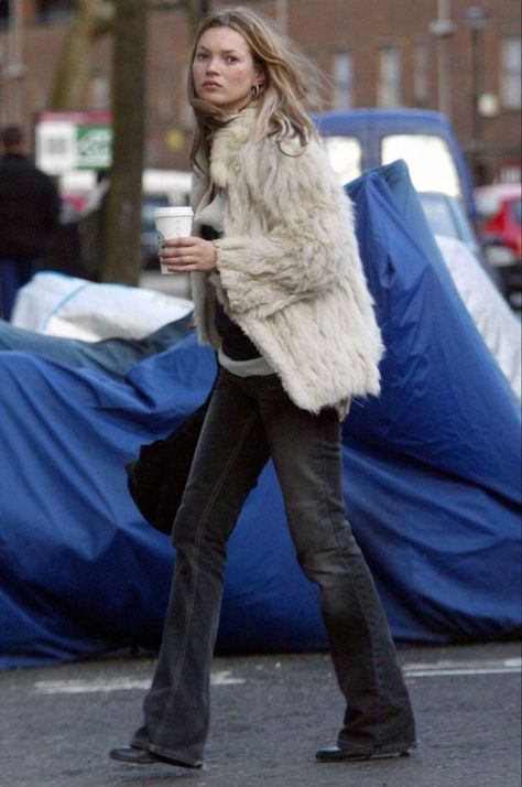 Kate Moss Outfit, 2000 Outfits, Kate Moss Street Style, Moss Fashion, Kate Moss Style, Models Off Duty Style, Walking Down The Street, 90s Model, Doutzen Kroes