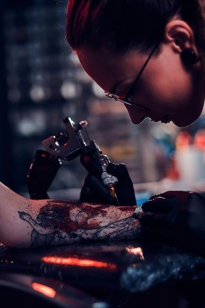 Free Photo | Closeup photo shoot of tattoo making, artist is working with tattoo machine on customer's hand. Check more at https://ideatatto.com/artists/free-photo-closeup-photo-shoot-of-tattoo-making-artist-is-working-with-tattoo-machine-on-customers-hand/ Tattoo Artist Working, Tattoo Shop Branding Photoshoot, Tattoo Artist Photoshoot, Tattoo Artist Wallpaper, Tattoo Artist Photography, Tattoo Photoshoot Ideas, Tattoo Artist Aesthetic, Tattooing Machine, Tattoo Branding