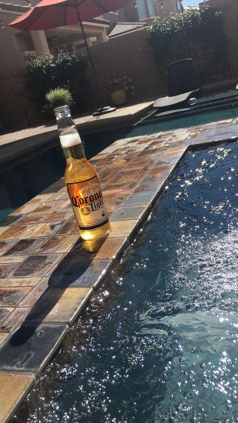 Enjoy a cold drink in a hot tub while relaxing in Vegas! London Sightseeing, I Like Beer, Beer Prints, Girl Gang Aesthetic, Alcohol Aesthetic, Happy Birthday Video, Trippy Wallpaper, Cute Instagram Pictures