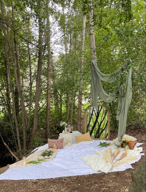 Proposal Blanket Set Up, Hike Proposal Ideas, Campfire Proposal, Camping Proposal Ideas, Proposal Ideas Nature, Proposal Picnic Set Up, Engagement Picnic Ideas, Woods Proposal, Home Proposal Ideas