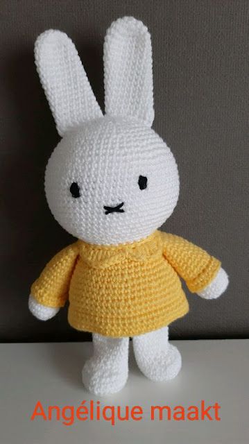 Angélique maakt: Kraamcadeautjes Coloring Eggs, Crochet Bunny, Easter Baskets, Crochet Amigurumi, Crochet Projects, Free Pattern, Hello Kitty, Amigurumi, Baby Shower