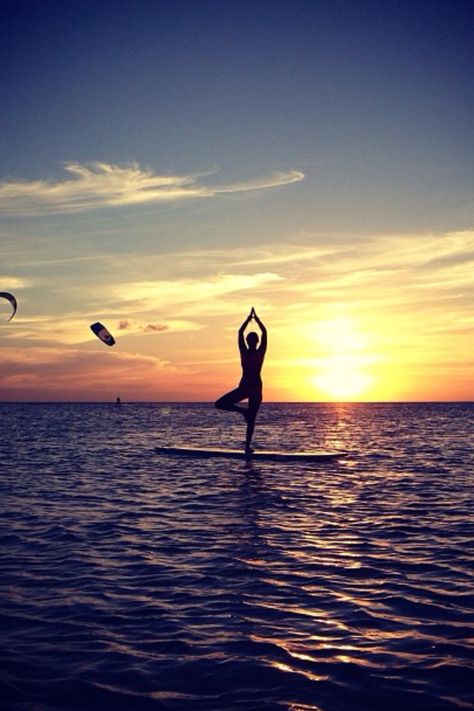 Sup paddleboard yoga Yoga Paddleboard, Yoga Lifestyle Photography, Paddleboard Yoga, Paddle Boarding Pictures, Yogi Lifestyle, Yoga Poses Photography, Paddle Board Yoga, Yoga Photoshoot, Different Types Of Yoga