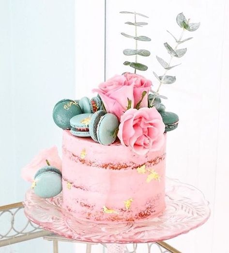 Cake With Pink Roses, Macaron Bakery, Teal Cake, Birthday Cake Roses, Donut Ideas, Semi Naked Cake, Pink Macarons, Macaron Cake, Sweet 16 Cakes