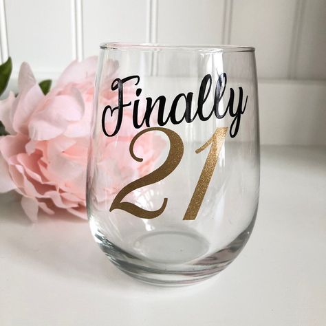 21 Birthday Cups, 21st Birthday Glass, Gift 21, 21 Birthday Wine Glass, Cute Wine Glasses, 21 Bday, Birthday Shots, Milestone Birthday Gifts, Birthday Wine Glass