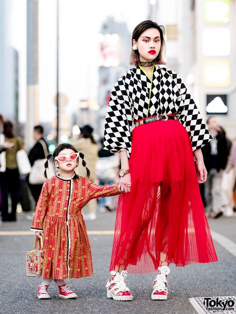 Mother-and-daughter duo in color-coordinated street fashion with kimono top and Converse sneakers. Japan Street Fashion, Harajuku Street Style, Kimono Outfits, Colorful Clothing, Japan Fashion Street, 일본 패션, Harajuku Street, Harajuku Fashion Street, Streetwear Inspo