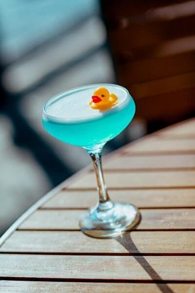 The Boathouse at Disney Springs Makes a Splash with NEW Rubber Duck Cocktail! Rubber Duck Cocktail, Bathtub Cocktail, Rubber Duck Aesthetic, Rubber Duck Party, Umbrella Drinks, Rubber Ducky Party, Disney Cocktails, Pets Grooming, Alcholic Drinks