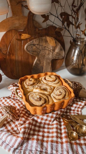 Cinnamon Rolls Fall, Cinnamon Rolls Aesthetic, Drizzle Icing, Cold Aesthetic, Pumpkin Tablescape, Fall Aesthetic Pictures, Fall Szn, Imagenes Aesthetic, Halloween Diorama