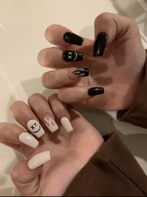 Xplr Nails, Louis Tomlinson Inspired Nails, Eyeshadow Styles, Nails Inspired, Pretty Ear Piercings, Grunge Nails, Casual Nails, Flawless Makeup, Mani Pedi