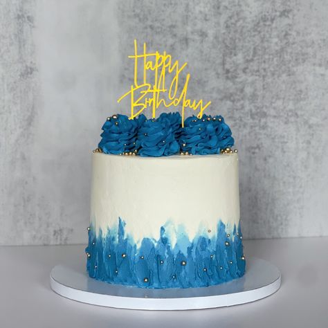 Blue and Gold Birthday Cake #cakesoninstagram #cakeofinstagram #igcakes #birthdaycakeideas #birthdaycakes #happybirthdaycake #bluecakes #bluebirthday #blueybirthdayparty #blueandgold #goldaccents #goldsprinkles #localbakery #cakedecorator #athomebakery #houstontxfood #houstontx #cypresstx #wallertx Blue And Gold Birthday Cake, Blue And Gold Birthday, Gamer Cake, Men Cakes, Bolo Naruto, Cake For Men, Blue Birthday Cakes, Sophisticated Nails, Incredible Cakes