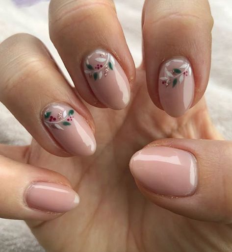 Short Almond Gel Nails Natural, Mistletoe Nail Art, Holiday Gel Nails Winter, Simple Festive Nails, Christmas Nails Mistletoe, Christmas Nails Shellac, Nails Mistletoe, Winter Toe Nails, Cute Christmas Nails Simple