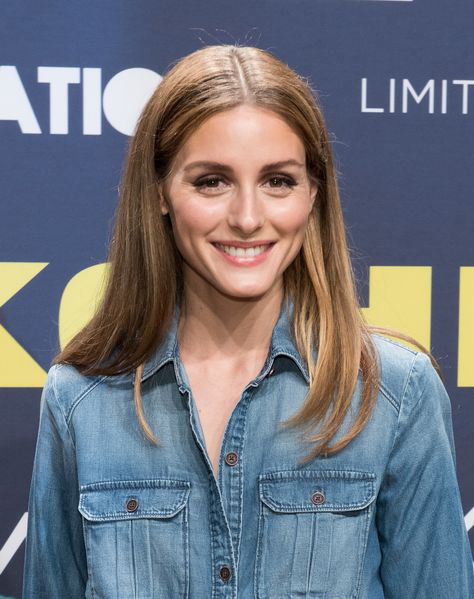 Olivia also decided not to pair any jewels with her outfit — she didn't even wear earrings! Behind Ear Hairstyles, Ear Hairstyles, Hair Tucked Behind Ears, Hair Behind Ears, Jean Shirt Outfits, Bridesmaid Hair Inspo, Estilo Olivia Palermo, Olivia Palermo Lookbook, Hair Tuck