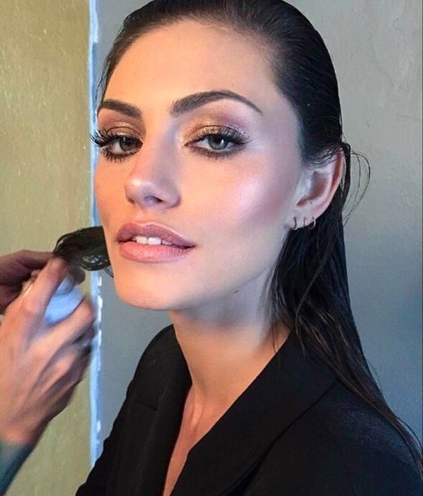 Red Eyeshadow Look, Red Carpet Makeup, Makeup Tumblr, Pretty Makeup Looks, Red Eyeshadow, Fall Makeup Looks, Gorgeous Skin, Phoebe Tonkin, Hooded Eyes