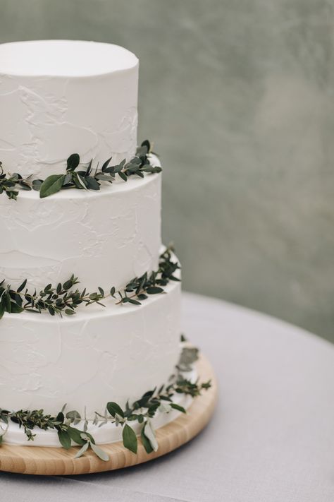 Minimal Frosting Wedding Cake, White Cake Eucalyptus, Forest Green Wedding Cake Ideas, Simple White Wedding Cake With Greenery, Forest Fairy Wedding Cake, Wedding Cakes Green And White, White Gold And Green Wedding Cake, Rosemary Wedding Cake, White Texture Wedding Cake