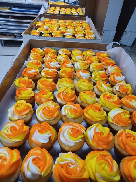 Wedding Cupcake Designs, Swirl Cupcakes, Orange Cupcakes, Fall Cupcakes, Cupcake Art, Cupcake Tower, Cupcake Designs, Cupcake Ideas, Wedding Cupcakes