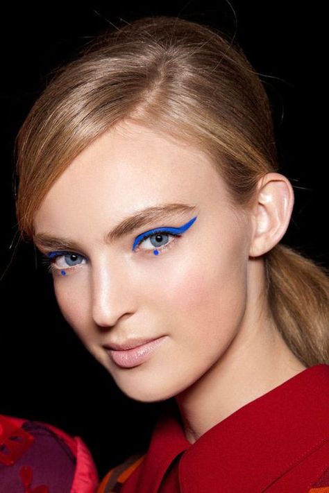 Anna Sui fall 2012 Runway Makeup Looks, Basic Eyeliner, Instagram Makeup Looks, Aesthetic Eyeliner, Eyeliner Style, 2012 Makeup, Eyeliner Cat, Beginners Eyeliner, Eyeliner Tricks