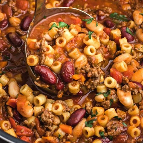 Copycat Olive Garden Pasta e Fagioli - Top Recipes Olive Garden Pasta Fagioli Recipe, Copycat Olive Garden Pasta, Pasta Fagoli, Olive Garden Pasta Fagioli, Pasta Fagioli Soup Recipe, Olive Garden Soups, Garden Vegetable Soup, Olive Garden Pasta, Easy Skillet Dinner