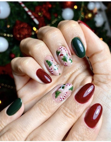 Christmas Nails With Wreath, Christmas Nails With Stickers, Christmas Nails Stickers, Fun Christmas Nails, Christmas Nail Stickers, Aesthetic Letters, Holiday Nail, Fingernail Polish, Glam Nails