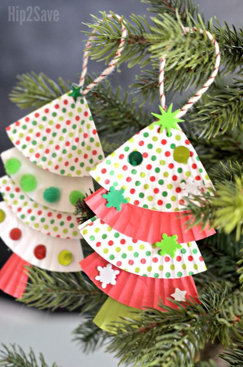 Here’s how you can EASILY turn cupcake liners into the cutest Christmas tree ornaments with the kids this year! Cupcake Liner Christmas Tree Ornaments, Paper Straw Ornaments, Cupcake Liner Christmas Tree, Cup Weaving, Preschool Christmas Ornaments, Christmas Ornaments Easy, Cupcake Liner Crafts, Ornaments Diy Kids, Christmas Angel Crafts