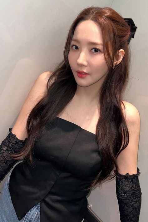 Park Min-young fashion Park Min Young Instagram, Iu Hotel Deluna Dress, Iu In Black Dress, Park Min Young, Young Actresses, Ulzzang Fashion, Young Fashion, Asian Hair, Korean Hairstyle