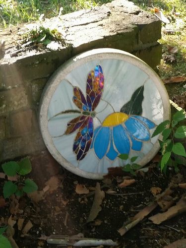 Glass Butterflies, Mosaic Stepping Stone, Stepping Stones Diy, Mosaic Stepping Stones, Beach Glass Crafts, Mosaic Pots, Mosaic Flower Pots, Glass Mosaic Art, Mosaic Flowers