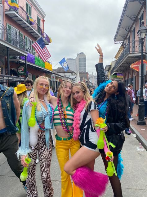 @katepickens ig Nola Mardi Gras Outfit, Tulane Mardi Gras Outfits, Mardi Gras Fits, Mardis Gras Outfit, Sorority Marketing, Nola Fashion, Mardi Gras Parade Outfit, Parade Outfit, Trip Activities