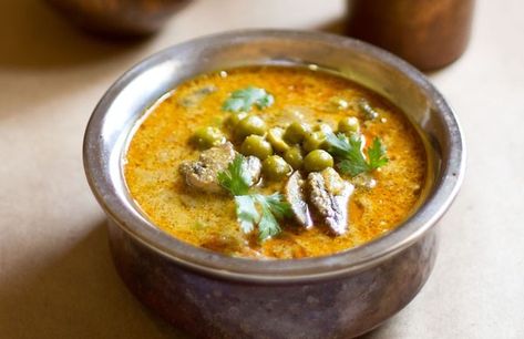 south indian mushroom peas curry | pattani curry Indian Mushroom, Vegetarian Mushroom Recipes, Green Peas Recipes, Mushroom Dishes, Recipes Veg, Indian Side Dishes, Mushroom Dish, Mushroom Soup Recipes, Pea Recipes