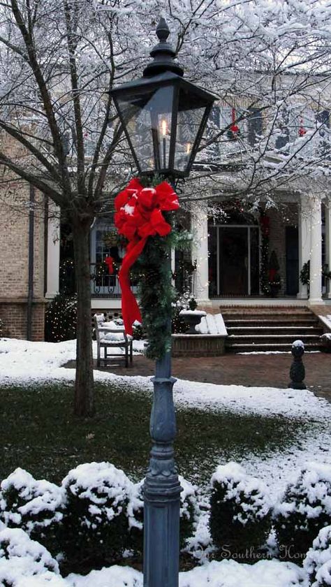 Christmas Lamp Post, Outdoor Christmas Diy, Outdoor Lamp Posts, Dreaming Of A White Christmas, Christmas Lamp, Prince Henry, A White Christmas, Outdoor Christmas Lights, Southern Home