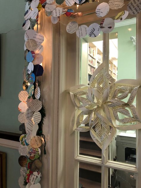 Paper Chain Aesthetic, Paper Chains Decoration, Paper Chain Christmas Tree, Paper Chain Decorations, Christmas Disco, Tassel Wall Hang, 2025 Goals, Lantern Art, Tassel Wall