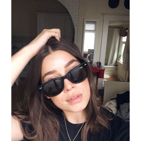 〰 Sarah on Instagram: “✨ #TheSmartestThing I've ever bought is by far these Ray Ban Wayfarer sunnies! I've always associated them w classic bad ass ppl (the…” Ray Ban Wayfarer Women, Wayfarer Women, Ray Ban Original Wayfarer, Ray Ban Wayfarer, Women Outfit, Square Sunglasses Women, Ray Ban, Sunnies, Rayban Wayfarer