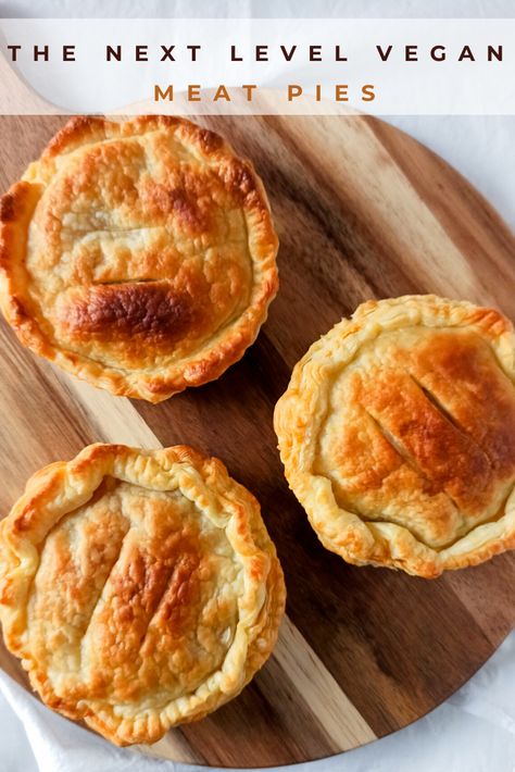 Vegan Meat Pie Recipe, Vegan Meat Pie, Vegan English Recipes, Vegan Pie Savoury, Vegan Puff Pastry Recipes Savory, Vegan Christmas Party Food, Vegan Christmas Pie, Minced Meat Pie, Vegan Pot Pie Recipe